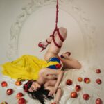 Model în poziție bondage – atmosferă meditativă