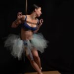 PModel suspendat în Shibari – fotografie BDSM în studio.
