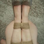 Model în poziție bondage – atmosferă meditativă